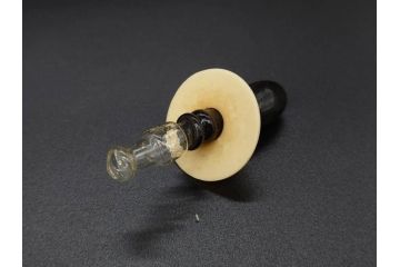 大正〜昭和初期　FEEDING BOTTLE　I.IWASAKI&CO.　レトロなディスプレイを盛り上げるエンボス瓶(哺乳瓶、ボトル、日本製、ガラス瓶)(R-077391)