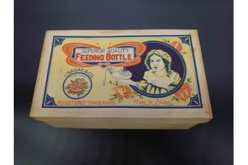 大正〜昭和初期　FEEDING BOTTLE　I.IWASAKI&CO.　レトロなディスプレイを盛り上げるエンボス瓶(哺乳瓶、ボトル、日本製、ガラス瓶)(R-077391)