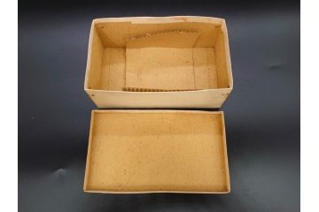 大正〜昭和初期　FEEDING BOTTLE　I.IWASAKI&CO.　レトロなディスプレイを盛り上げるエンボス瓶(哺乳瓶、ボトル、日本製、ガラス瓶)(R-077391)