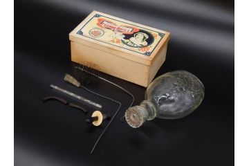 大正〜昭和初期　FEEDING BOTTLE　I.IWASAKI&CO.　レトロなディスプレイを盛り上げるエンボス瓶(哺乳瓶、ボトル、日本製、ガラス瓶)(R-077392)
