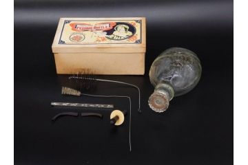 大正〜昭和初期　FEEDING BOTTLE　I.IWASAKI&CO.　レトロなディスプレイを盛り上げるエンボス瓶(哺乳瓶、ボトル、日本製、ガラス瓶)(R-077392)