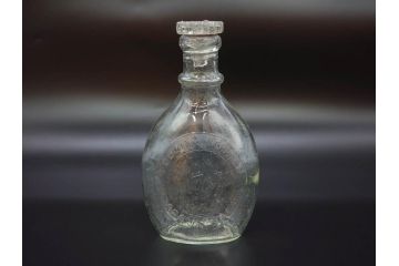 大正〜昭和初期　FEEDING BOTTLE　I.IWASAKI&CO.　レトロなディスプレイを盛り上げるエンボス瓶(哺乳瓶、ボトル、日本製、ガラス瓶)(R-077392)