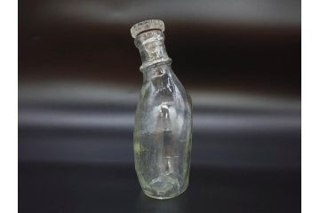 大正〜昭和初期　FEEDING BOTTLE　I.IWASAKI&CO.　レトロなディスプレイを盛り上げるエンボス瓶(哺乳瓶、ボトル、日本製、ガラス瓶)(R-077392)