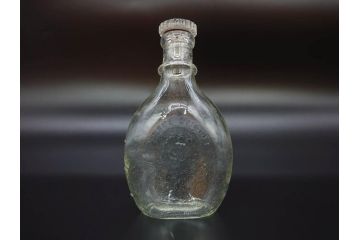 大正〜昭和初期　FEEDING BOTTLE　I.IWASAKI&CO.　レトロなディスプレイを盛り上げるエンボス瓶(哺乳瓶、ボトル、日本製、ガラス瓶)(R-077392)