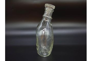大正〜昭和初期　FEEDING BOTTLE　I.IWASAKI&CO.　レトロなディスプレイを盛り上げるエンボス瓶(哺乳瓶、ボトル、日本製、ガラス瓶)(R-077392)