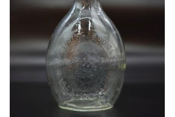 大正〜昭和初期　FEEDING BOTTLE　I.IWASAKI&CO.　レトロなディスプレイを盛り上げるエンボス瓶(哺乳瓶、ボトル、日本製、ガラス瓶)(R-077392)
