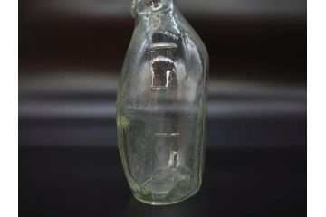 大正〜昭和初期　FEEDING BOTTLE　I.IWASAKI&CO.　レトロなディスプレイを盛り上げるエンボス瓶(哺乳瓶、ボトル、日本製、ガラス瓶)(R-077392)