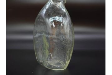 大正〜昭和初期　FEEDING BOTTLE　I.IWASAKI&CO.　レトロなディスプレイを盛り上げるエンボス瓶(哺乳瓶、ボトル、日本製、ガラス瓶)(R-077392)