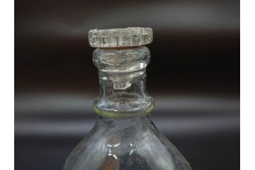 大正〜昭和初期　FEEDING BOTTLE　I.IWASAKI&CO.　レトロなディスプレイを盛り上げるエンボス瓶(哺乳瓶、ボトル、日本製、ガラス瓶)(R-077392)