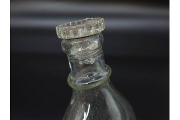 大正〜昭和初期　FEEDING BOTTLE　I.IWASAKI&CO.　レトロなディスプレイを盛り上げるエンボス瓶(哺乳瓶、ボトル、日本製、ガラス瓶)(R-077392)