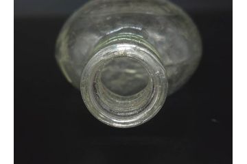 大正〜昭和初期　FEEDING BOTTLE　I.IWASAKI&CO.　レトロなディスプレイを盛り上げるエンボス瓶(哺乳瓶、ボトル、日本製、ガラス瓶)(R-077392)