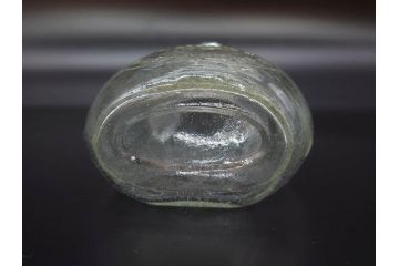 大正〜昭和初期　FEEDING BOTTLE　I.IWASAKI&CO.　レトロなディスプレイを盛り上げるエンボス瓶(哺乳瓶、ボトル、日本製、ガラス瓶)(R-077392)