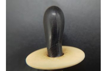 大正〜昭和初期　FEEDING BOTTLE　I.IWASAKI&CO.　レトロなディスプレイを盛り上げるエンボス瓶(哺乳瓶、ボトル、日本製、ガラス瓶)(R-077392)