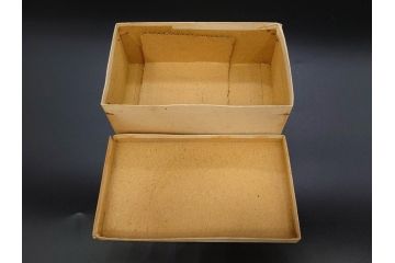 大正〜昭和初期　FEEDING BOTTLE　I.IWASAKI&CO.　レトロなディスプレイを盛り上げるエンボス瓶(哺乳瓶、ボトル、日本製、ガラス瓶)(R-077392)
