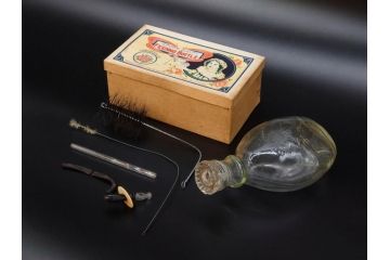 大正〜昭和初期　FEEDING BOTTLE　I.IWASAKI&CO.　レトロなディスプレイを盛り上げるエンボス瓶(哺乳瓶、ボトル、日本製、ガラス瓶)(R-077393)