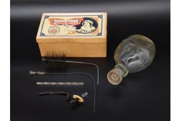 大正〜昭和初期　FEEDING BOTTLE　I.IWASAKI&CO.　レトロなディスプレイを盛り上げるエンボス瓶(哺乳瓶、ボトル、日本製、ガラス瓶)(R-077393)