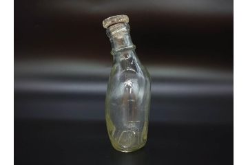 大正〜昭和初期　FEEDING BOTTLE　I.IWASAKI&CO.　レトロなディスプレイを盛り上げるエンボス瓶(哺乳瓶、ボトル、日本製、ガラス瓶)(R-077393)