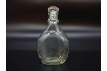 大正〜昭和初期　FEEDING BOTTLE　I.IWASAKI&CO.　レトロなディスプレイを盛り上げるエンボス瓶(哺乳瓶、ボトル、日本製、ガラス瓶)(R-077393)