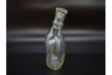 大正〜昭和初期　FEEDING BOTTLE　I.IWASAKI&CO.　レトロなディスプレイを盛り上げるエンボス瓶(哺乳瓶、ボトル、日本製、ガラス瓶)(R-077393)