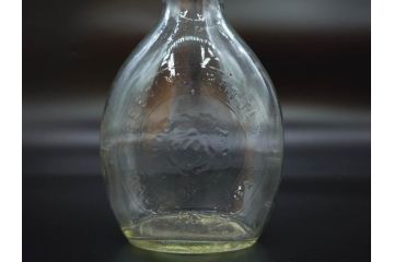 大正〜昭和初期　FEEDING BOTTLE　I.IWASAKI&CO.　レトロなディスプレイを盛り上げるエンボス瓶(哺乳瓶、ボトル、日本製、ガラス瓶)(R-077393)
