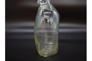 大正〜昭和初期　FEEDING BOTTLE　I.IWASAKI&CO.　レトロなディスプレイを盛り上げるエンボス瓶(哺乳瓶、ボトル、日本製、ガラス瓶)(R-077393)