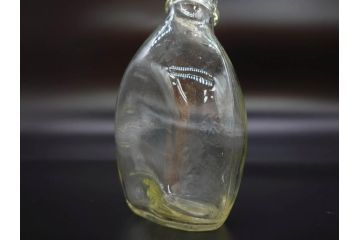 大正〜昭和初期　FEEDING BOTTLE　I.IWASAKI&CO.　レトロなディスプレイを盛り上げるエンボス瓶(哺乳瓶、ボトル、日本製、ガラス瓶)(R-077393)