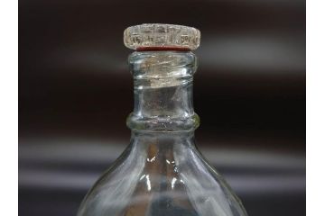 大正〜昭和初期　FEEDING BOTTLE　I.IWASAKI&CO.　レトロなディスプレイを盛り上げるエンボス瓶(哺乳瓶、ボトル、日本製、ガラス瓶)(R-077393)