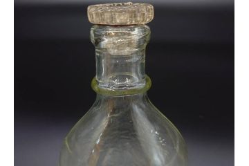 大正〜昭和初期　FEEDING BOTTLE　I.IWASAKI&CO.　レトロなディスプレイを盛り上げるエンボス瓶(哺乳瓶、ボトル、日本製、ガラス瓶)(R-077393)