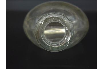 大正〜昭和初期　FEEDING BOTTLE　I.IWASAKI&CO.　レトロなディスプレイを盛り上げるエンボス瓶(哺乳瓶、ボトル、日本製、ガラス瓶)(R-077393)