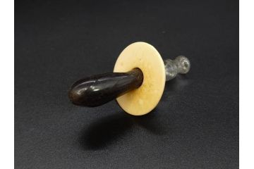 大正〜昭和初期　FEEDING BOTTLE　I.IWASAKI&CO.　レトロなディスプレイを盛り上げるエンボス瓶(哺乳瓶、ボトル、日本製、ガラス瓶)(R-077393)