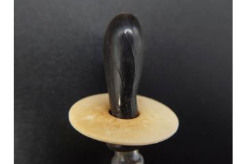 大正〜昭和初期　FEEDING BOTTLE　I.IWASAKI&CO.　レトロなディスプレイを盛り上げるエンボス瓶(哺乳瓶、ボトル、日本製、ガラス瓶)(R-077393)
