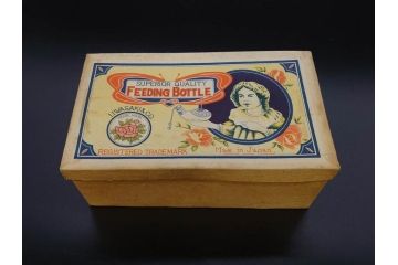 大正〜昭和初期　FEEDING BOTTLE　I.IWASAKI&CO.　レトロなディスプレイを盛り上げるエンボス瓶(哺乳瓶、ボトル、日本製、ガラス瓶)(R-077393)