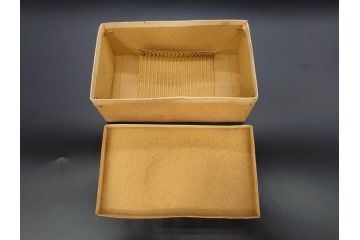 大正〜昭和初期　FEEDING BOTTLE　I.IWASAKI&CO.　レトロなディスプレイを盛り上げるエンボス瓶(哺乳瓶、ボトル、日本製、ガラス瓶)(R-077393)