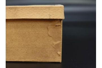 大正〜昭和初期　FEEDING BOTTLE　I.IWASAKI&CO.　レトロなディスプレイを盛り上げるエンボス瓶(哺乳瓶、ボトル、日本製、ガラス瓶)(R-077393)
