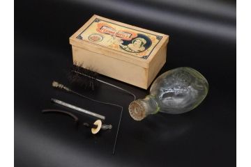 大正〜昭和初期　FEEDING BOTTLE　I.IWASAKI&CO.　レトロなディスプレイを盛り上げるエンボス瓶(哺乳瓶、ボトル、日本製、ガラス瓶)(R-077394)