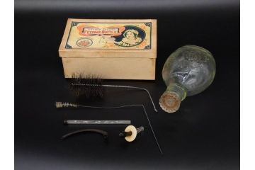 大正〜昭和初期　FEEDING BOTTLE　I.IWASAKI&CO.　レトロなディスプレイを盛り上げるエンボス瓶(哺乳瓶、ボトル、日本製、ガラス瓶)(R-077394)