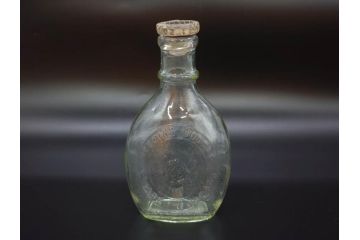 大正〜昭和初期　FEEDING BOTTLE　I.IWASAKI&CO.　レトロなディスプレイを盛り上げるエンボス瓶(哺乳瓶、ボトル、日本製、ガラス瓶)(R-077394)
