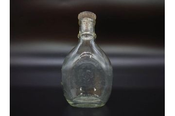 大正〜昭和初期　FEEDING BOTTLE　I.IWASAKI&CO.　レトロなディスプレイを盛り上げるエンボス瓶(哺乳瓶、ボトル、日本製、ガラス瓶)(R-077394)
