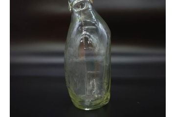 大正〜昭和初期　FEEDING BOTTLE　I.IWASAKI&CO.　レトロなディスプレイを盛り上げるエンボス瓶(哺乳瓶、ボトル、日本製、ガラス瓶)(R-077394)
