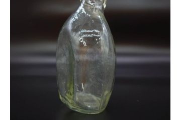大正〜昭和初期　FEEDING BOTTLE　I.IWASAKI&CO.　レトロなディスプレイを盛り上げるエンボス瓶(哺乳瓶、ボトル、日本製、ガラス瓶)(R-077394)