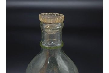 大正〜昭和初期　FEEDING BOTTLE　I.IWASAKI&CO.　レトロなディスプレイを盛り上げるエンボス瓶(哺乳瓶、ボトル、日本製、ガラス瓶)(R-077394)
