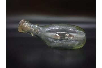 大正〜昭和初期　FEEDING BOTTLE　I.IWASAKI&CO.　レトロなディスプレイを盛り上げるエンボス瓶(哺乳瓶、ボトル、日本製、ガラス瓶)(R-077394)