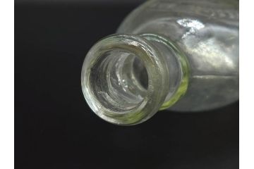 大正〜昭和初期　FEEDING BOTTLE　I.IWASAKI&CO.　レトロなディスプレイを盛り上げるエンボス瓶(哺乳瓶、ボトル、日本製、ガラス瓶)(R-077394)