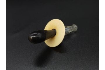 大正〜昭和初期　FEEDING BOTTLE　I.IWASAKI&CO.　レトロなディスプレイを盛り上げるエンボス瓶(哺乳瓶、ボトル、日本製、ガラス瓶)(R-077394)