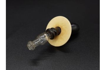大正〜昭和初期　FEEDING BOTTLE　I.IWASAKI&CO.　レトロなディスプレイを盛り上げるエンボス瓶(哺乳瓶、ボトル、日本製、ガラス瓶)(R-077394)