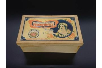 大正〜昭和初期　FEEDING BOTTLE　I.IWASAKI&CO.　レトロなディスプレイを盛り上げるエンボス瓶(哺乳瓶、ボトル、日本製、ガラス瓶)(R-077394)