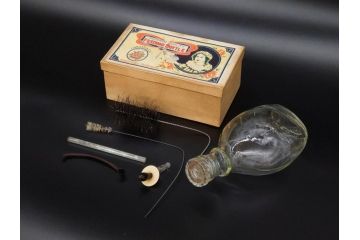 大正〜昭和初期　FEEDING BOTTLE　I.IWASAKI&CO.　レトロなディスプレイを盛り上げるエンボス瓶(哺乳瓶、ボトル、日本製、ガラス瓶)(R-077395)