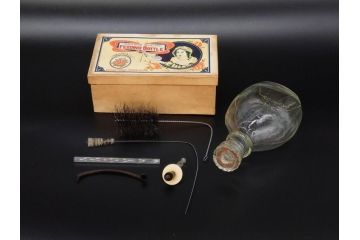 大正〜昭和初期　FEEDING BOTTLE　I.IWASAKI&CO.　レトロなディスプレイを盛り上げるエンボス瓶(哺乳瓶、ボトル、日本製、ガラス瓶)(R-077395)
