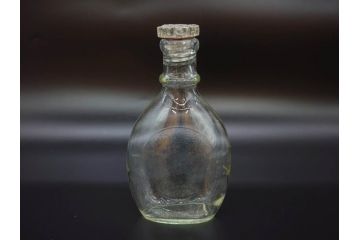 大正〜昭和初期　FEEDING BOTTLE　I.IWASAKI&CO.　レトロなディスプレイを盛り上げるエンボス瓶(哺乳瓶、ボトル、日本製、ガラス瓶)(R-077395)