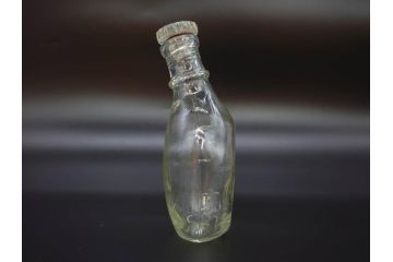 大正〜昭和初期　FEEDING BOTTLE　I.IWASAKI&CO.　レトロなディスプレイを盛り上げるエンボス瓶(哺乳瓶、ボトル、日本製、ガラス瓶)(R-077395)